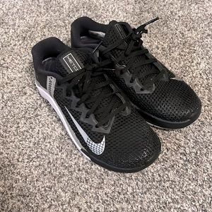 Nike Women’s Metcon 6 black/white/silver like new with heel inserts